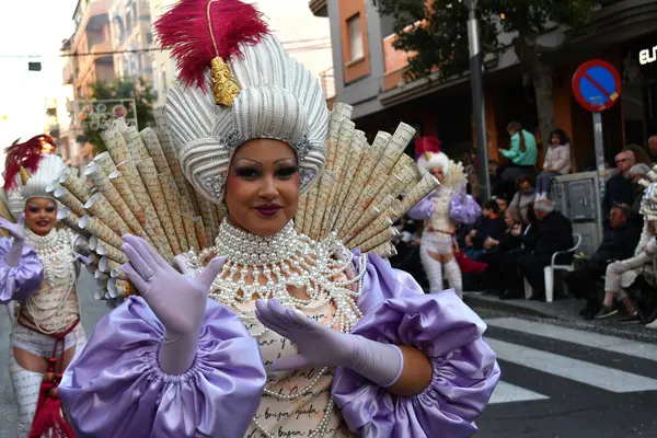 Torrevieja Spanien Februar 2024 Teilnehmer Des Jährlichen Karnevalsumzugs Mardi Gras lizenzfreie Stockfotos