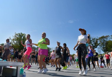 Klaipeda, Litvanya - 3 Ağustos 2024: Spor festivali katılımcıları zumba açık dersine katıldı