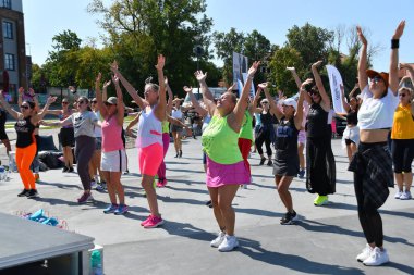 Klaipeda, Litvanya - 3 Ağustos 2024: Spor festivali katılımcıları zumba açık dersine katıldı