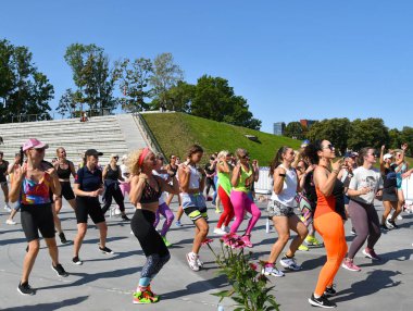 Klaipeda, Litvanya - 3 Ağustos 2024: Spor festivali katılımcıları zumba açık dersine katıldı