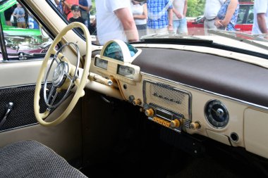 Klaipeda, Litvanya - 27 Temmuz 2024: Litvanya 'nın Klaipeda kentinde düzenlenen Deniz Festivali sırasında Retro otomobilleri sergisi. Eski bir Sovyet arabasının içi. Volga.