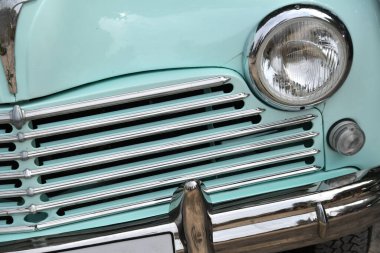 Eski klasik bir arabanın ön far radyatör ızgarasının ayrıntıları.