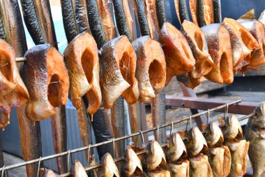 Litvanya 'daki pazarda tütsülenmiş baltık balığı kuyrukları