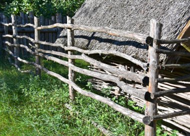 Tarihi Curonian Baltık köyünde eski bir ahşap çit