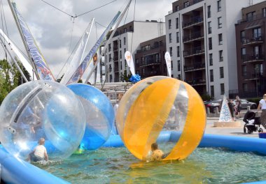 Klaipeda, Litvanya - 26 Temmuz 2025: Deniz Festivali 'nde çocuklar için eğlence. Litvanya, Klaipeda 'da yıllık kutlama. 
