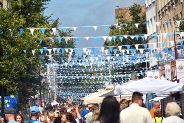 Klaipeda, Litvanya - 26 Temmuz 2025: Deniz festivali geçit törenine katılanlar. Litvanya, Klaipeda 'da yıllık kutlama.