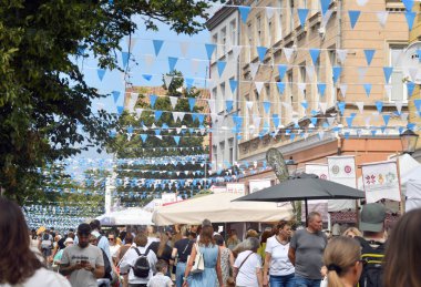 Klaipeda, Litvanya - 26 Temmuz 2025: Deniz festivali geçit törenine katılanlar. Litvanya, Klaipeda 'da yıllık kutlama.