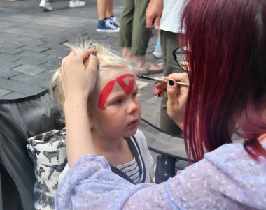 Klaipeda, Litvanya - 26 Temmuz 2025: Deniz Festivali pazarında Küçük Çocuk Yüzünü Resmediyor. Litvanya, Klaipeda 'da yıllık kutlama.