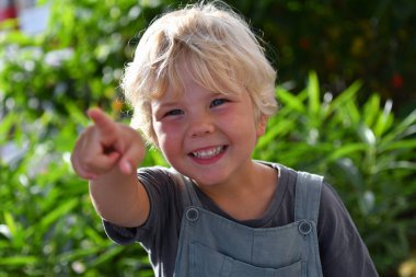 Little Boy, Summer Park 'ta parmak hareketi yapıyor.