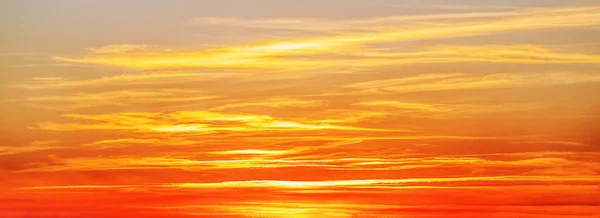 劇的な光で雲の上の美しい夕日の空 飛行機からのキャビンビュー — ストック写真