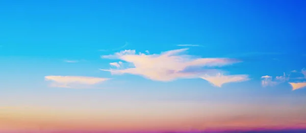 夕焼け空に輝くピンク色の雲 青いオレンジ色の雲 — ストック写真
