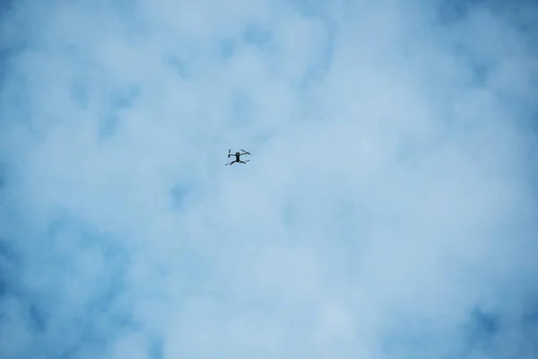 ドローンは白い雲と青い空で写真を撮る — ストック写真