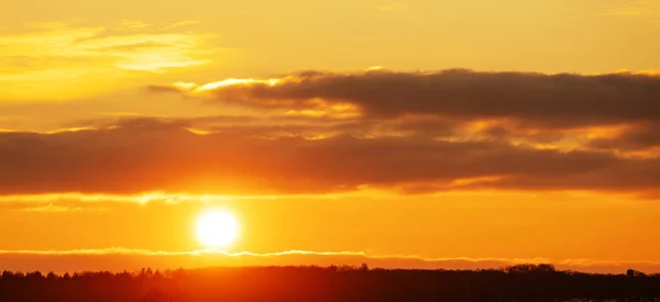 Zlatý Západ Slunce Sluncem Mraky Dramatickou Oblohou Slunečními Paprsky Stock Obrázky