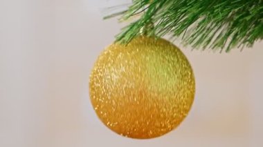 Altın süslemeli Noel ağacı.