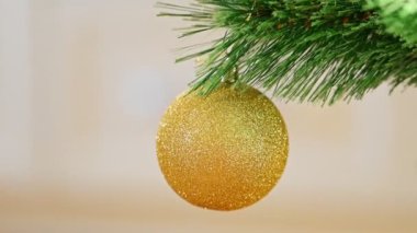 Altın süslemelerle bulanık arkaplanda Noel ağacı.