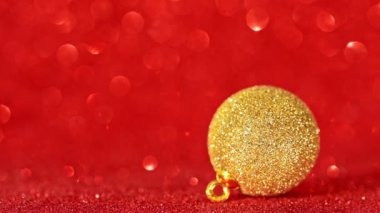 Kırmızı Noel süsleri, tatil arka planında ışıltılı bokeh ligh ile.