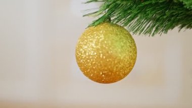 Noel ağacı altın süslemeli.