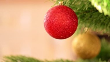 Kırmızı süslemelerle süslenmiş Noel ağacı.