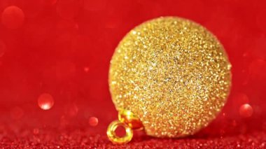 Kırmızı Noel süsleri Noel arkaplanında ışıltılı bokeh