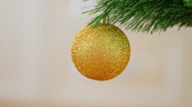 Noel ağacı altın süslemeli.