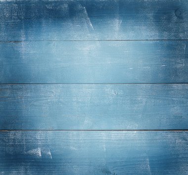 Mavi ahşap kesim tahtası arka planı.