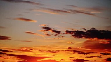 Alacakaranlık, Günbatımı Akşamları Gökyüzü Bulutları Renkli Turuncu güneş ışığı ve Alacakaranlık 'taki dramatik fırtına bulutlarıyla.