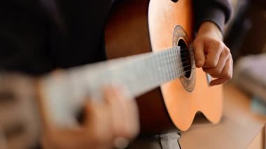 Bir gitaristin elleri iş başında, her tıngırtıda bir melodi yaratıyor.