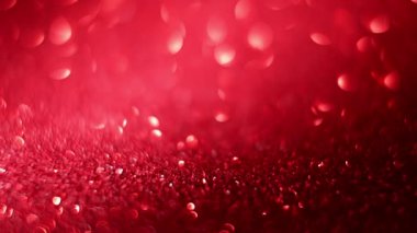 Yavaş çekimde kırmızı parıltı yumuşak odaklı bokeh, büyülü bir tatil hissi yakalıyor.