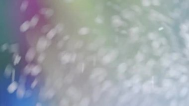 Su damlacıkları zarif bir şekilde 4K 'da canlı, doğa temalı soyut bir ayara dökülüyor.