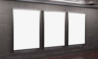 Yeraltı metro duvarında üç tane dikey reklam panosu var. Üç boyutlu reklam tablosu, tren istasyonunun iç mekânına istifçilik.