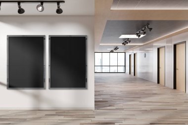 Ofis duvarında asılı iki dikey çerçeve. Modern ahşap şirket iç dekorasyonundaki reklam panolarını taklit et.