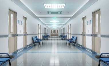 Odaları ve mavi koltukları olan uzun beyaz hastane koridoru. Boş bir kaza ve içinde parlak ışıklar olan acil bir iç mekan.