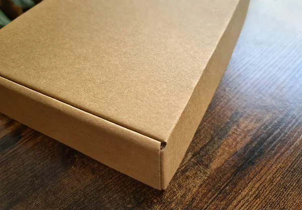 Braune Kartonattrappe Schablone Einer Kartonverpackung Auf Holzoberfläche — Stockfoto