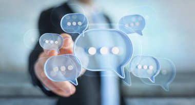 Adam parmaklarıyla dokunuyor. Dijital mavi konuşma balonları ikonlar hakkında konuşuyor. Asgari sohbet ya da sosyal medya mesajları iş adamının elinde yüzüyor. 3B görüntüleme