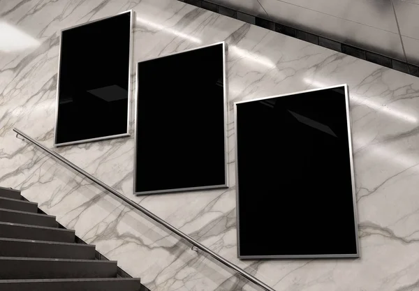 地下地铁壁炉架上的三个垂直告示牌 火车站内部3D渲染上登广告三叶草的挂牌 — 图库照片