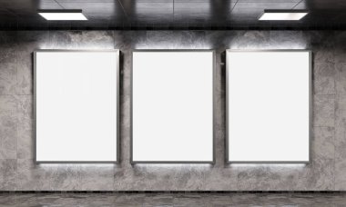 Yeraltı metro duvarında üç tane dikey reklam panosu var. Üç boyutlu reklam tablosu, tren istasyonunun iç mekânına istifçilik.