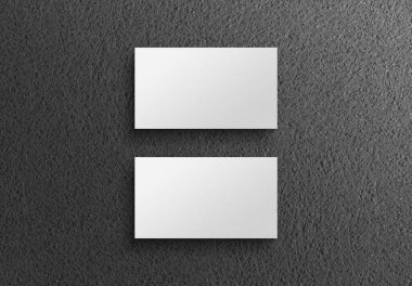 İki beyaz Amerikan kartviziti Mockup. Siyah deri yüzeyin önünde ve arkasında Amerikan büyüklüğünde bir kartvizit var.