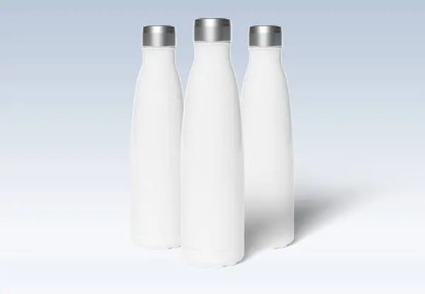 Drei Wasserflaschen Attrappen Aus Metall Auf Weißem Hintergrund Leere Sport lizenzfreie Stockfotos