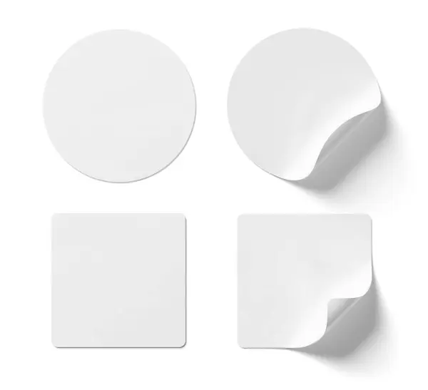 空白贴纸模型与卷曲角落隔离在白色背景 圆形和正方形胶粘剂标签与弯曲侧边 3D渲染 免版税图库照片
