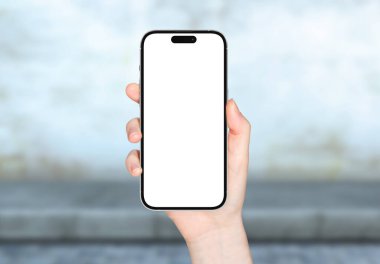 PARIS - Fransa - 1 Eylül 2023: Yeni çıkan Apple Smartphone Iphone 14 profesyonel maksimum gerçekçi 3D görüntüleme - Gümüş renkli ön ekran modeli