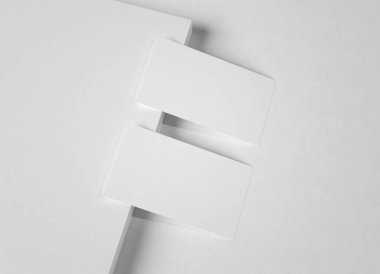 İki beyaz kartvizit Mockup. Boş bir kare yüzeyde desenli kartvizit şablonu. 3B görüntüleme