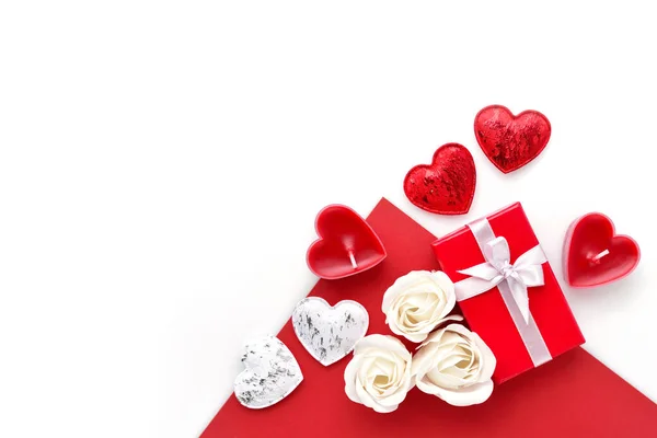 Fond Saint Valentin Coffret Cadeau Rouge Avec Roses Bougies Cœurs — Photo