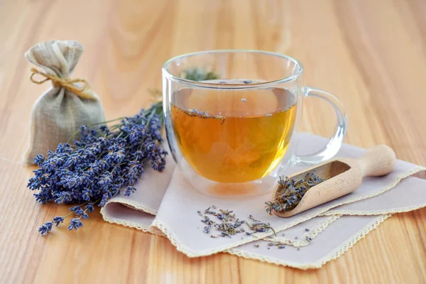 Friss Finom Tea Levendulával Levendulavirággal Asztalon — Stock Fotó
