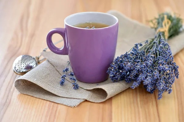 Egy Csésze Tea Levendula Virágok Egy Asztalon — Stock Fotó