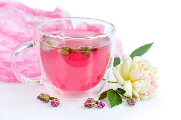 Filiżanka Herbaty Róż Pączkami Róż Białym Tle Skupienie Selektywne — Zdjęcie stockowe