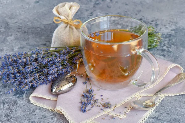 Friss Ízletes Tea Levendulával Levendulavirággal Szürke Kőasztalon — Stock Fotó