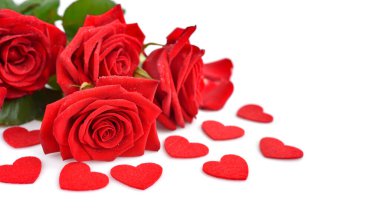 Kırmızı gül buketi ve beyaz arka planda kırmızı keçeli kalpler. Yumuşak odaklanma. Tebrik kartı. Metnin için boşluk