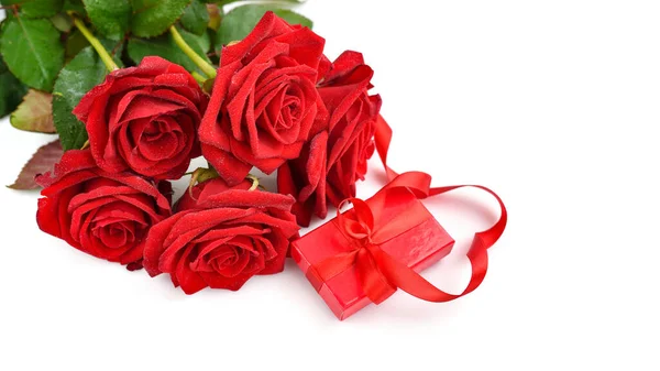 Bukiet Czerwonych Róż Pudełka Białym Tle Miękkie Skupienie Kartka Życzeniami Obraz Stockowy