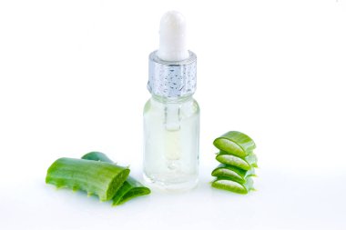 Kozmetik serumu, beyaz arka planda pipeti olan cam kapta aloe vera özü bulunan jel. Doğal kozmetik konsepti. Sağlık ve güzellik ürünleri için.