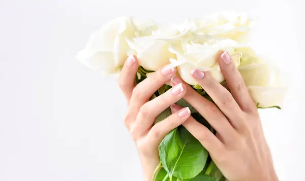 Dłonie Kobiety Pięknym Francuskim Manicure Bukiet Białych Róż — Zdjęcie stockowe